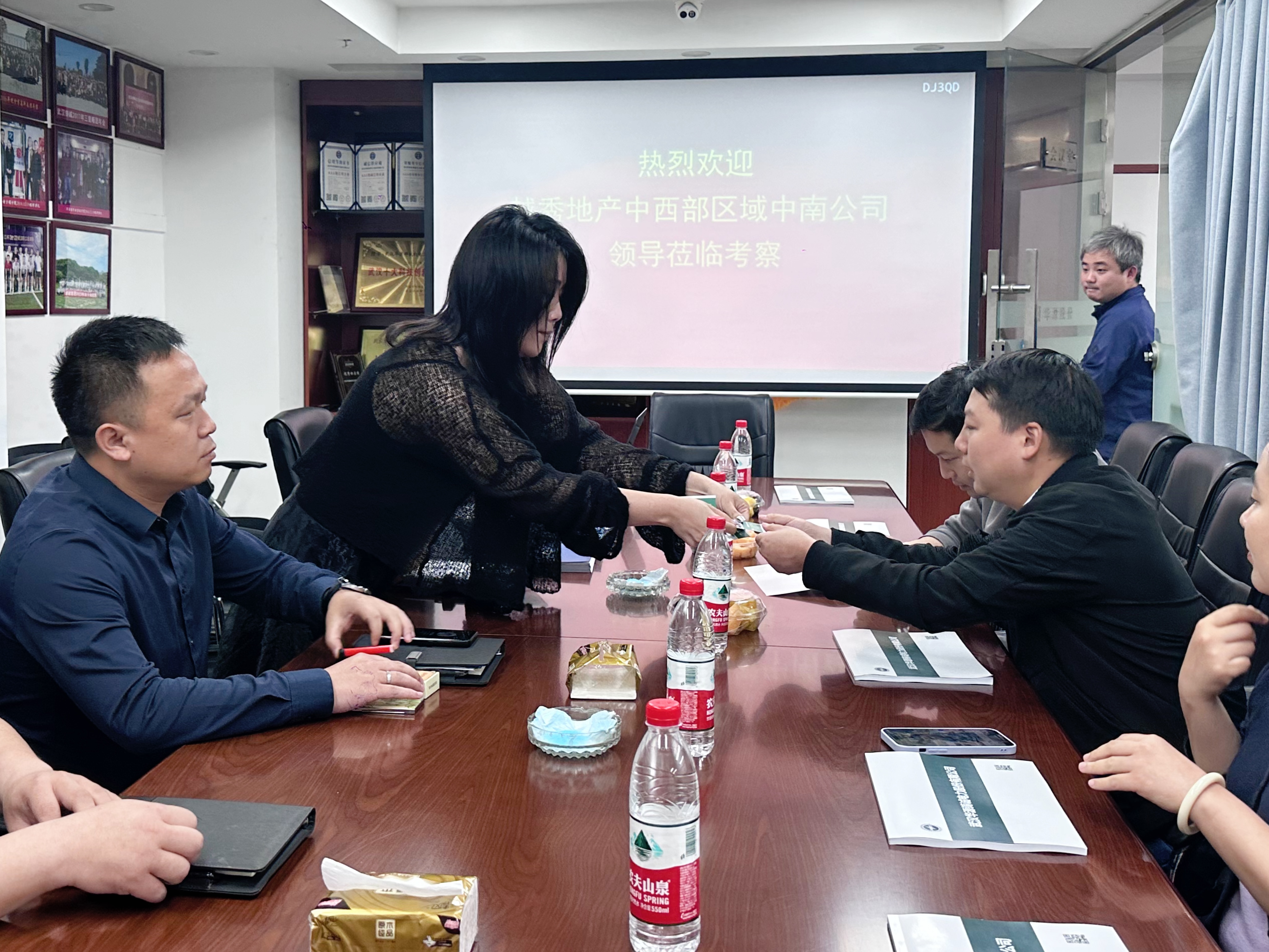 熱烈歡迎!越秀地產(chǎn)中西部地域中南公司各位領(lǐng)導(dǎo)蒞臨我司考察! 熱烈歡迎!越秀地產(chǎn)中西部地域中南公司各位領(lǐng)導(dǎo)蒞臨我司考察!